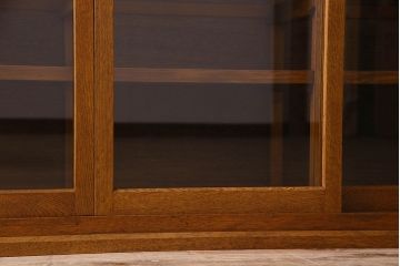 レトロ家具 昭和レトロ 四枚のガラス引き戸が印象的な収納棚(サイドボード、飾り棚)