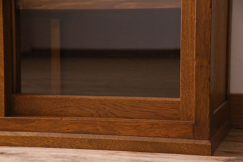 レトロ家具 昭和レトロ 四枚のガラス引き戸が印象的な収納棚(サイドボード、飾り棚)