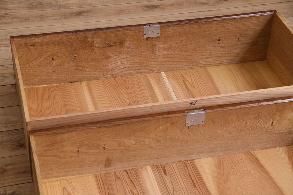 レトロ家具　昭和レトロ　前面ケヤキ材　木の質感が味わい深い鉄脚ローチェスト(ローボード、衣装箪笥、テレビ台)