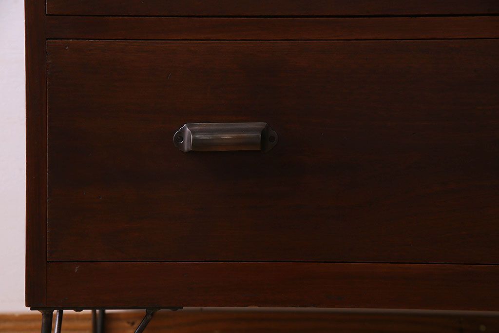 レトロ家具　昭和レトロ　前面ケヤキ材　木の質感が味わい深い鉄脚ローチェスト(ローボード、衣装箪笥、テレビ台)