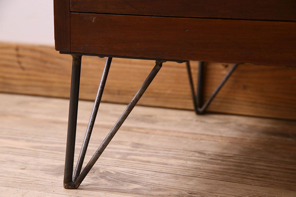 レトロ家具　昭和レトロ　前面ケヤキ材　木の質感が味わい深い鉄脚ローチェスト(ローボード、衣装箪笥、テレビ台)