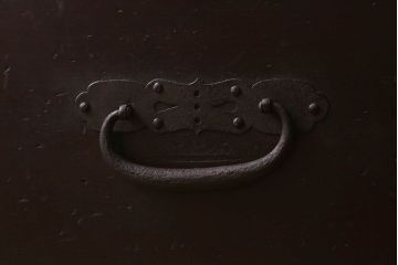 アンティーク家具　明治大正期　鋲が豪華な時代箪笥ローボード(ローチェスト、引き出し)(2)