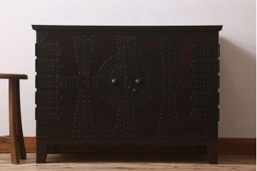 アンティーク家具　和製アンティーク　脚付き!観音開き時代箪笥ローボード(ローチェスト、引き出し、リビングボード)