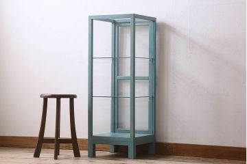 ペイント家具　小振り　爽やかな色合いが素敵な縦型ガラスケース(ショーケース、飾り棚、陳列棚)
