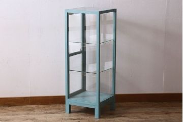 ペイント家具　小振り　爽やかな色合いが素敵な縦型ガラスケース(ショーケース、飾り棚、陳列棚)