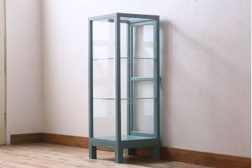 ペイント家具　小振り　爽やかな色合いが素敵な縦型ガラスケース(ショーケース、飾り棚、陳列棚)