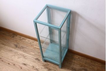 ペイント家具　小振り　爽やかな色合いが素敵な縦型ガラスケース(ショーケース、飾り棚、陳列棚)