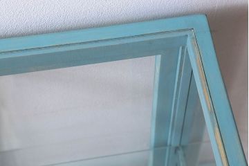 ペイント家具　小振り　爽やかな色合いが素敵な縦型ガラスケース(ショーケース、飾り棚、陳列棚)