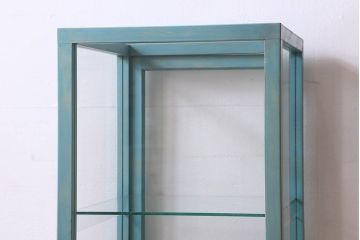 ペイント家具　小振り　爽やかな色合いが素敵な縦型ガラスケース(ショーケース、飾り棚、陳列棚)