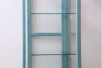 ペイント家具　小振り　爽やかな色合いが素敵な縦型ガラスケース(ショーケース、飾り棚、陳列棚)