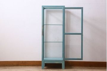 ペイント家具　小振り　爽やかな色合いが素敵な縦型ガラスケース(ショーケース、飾り棚、陳列棚)