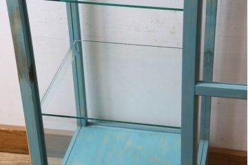 ペイント家具　小振り　爽やかな色合いが素敵な縦型ガラスケース(ショーケース、飾り棚、陳列棚)