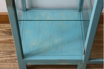 ペイント家具　小振り　爽やかな色合いが素敵な縦型ガラスケース(ショーケース、飾り棚、陳列棚)