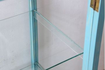 ペイント家具　小振り　爽やかな色合いが素敵な縦型ガラスケース(ショーケース、飾り棚、陳列棚)