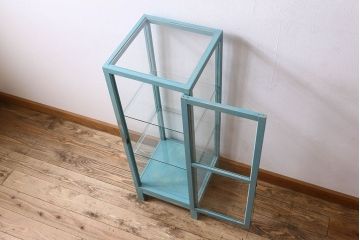 ペイント家具　小振り　爽やかな色合いが素敵な縦型ガラスケース(ショーケース、飾り棚、陳列棚)