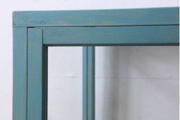 ペイント家具　小振り　爽やかな色合いが素敵な縦型ガラスケース(ショーケース、飾り棚、陳列棚)