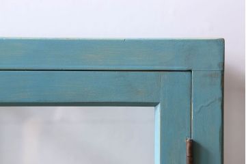 ペイント家具　小振り　爽やかな色合いが素敵な縦型ガラスケース(ショーケース、飾り棚、陳列棚)