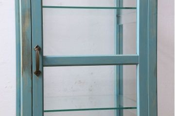 ペイント家具　小振り　爽やかな色合いが素敵な縦型ガラスケース(ショーケース、飾り棚、陳列棚)