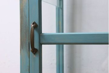 ペイント家具　小振り　爽やかな色合いが素敵な縦型ガラスケース(ショーケース、飾り棚、陳列棚)