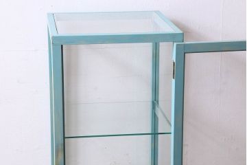 ペイント家具　小振り　爽やかな色合いが素敵な縦型ガラスケース(ショーケース、飾り棚、陳列棚)
