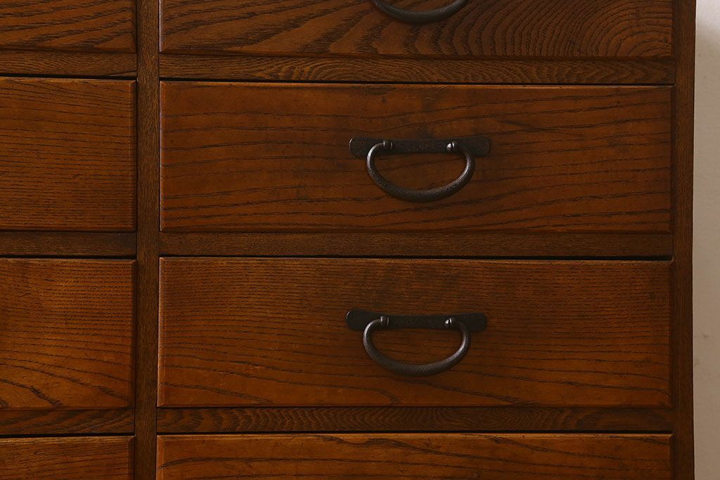 アンティーク家具　和製アンティーク　前面栗材　引き出し12杯付きのチェスト(引き出し、衣装箪笥)