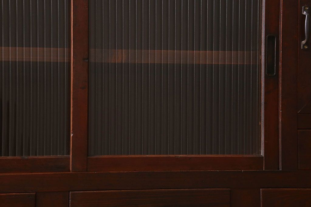 アンティーク家具　和製アンティーク　前面ケヤキ材　モールガラス入りの収納棚(食器棚、本箱、ブックケース)