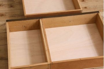 ビンテージ　神戸家具　ナラ材の気品あふれるカップボード(食器棚・収納棚)