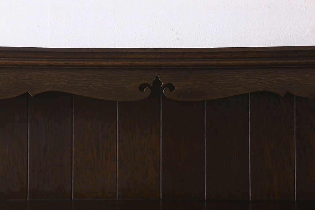 ビンテージ　神戸家具　ナラ材の気品あふれるカップボード(食器棚・収納棚)