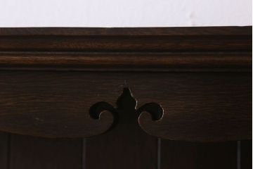 ビンテージ　神戸家具　ナラ材の気品あふれるカップボード(食器棚・収納棚)