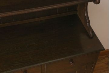 ビンテージ　神戸家具　ナラ材の気品あふれるカップボード(食器棚・収納棚)