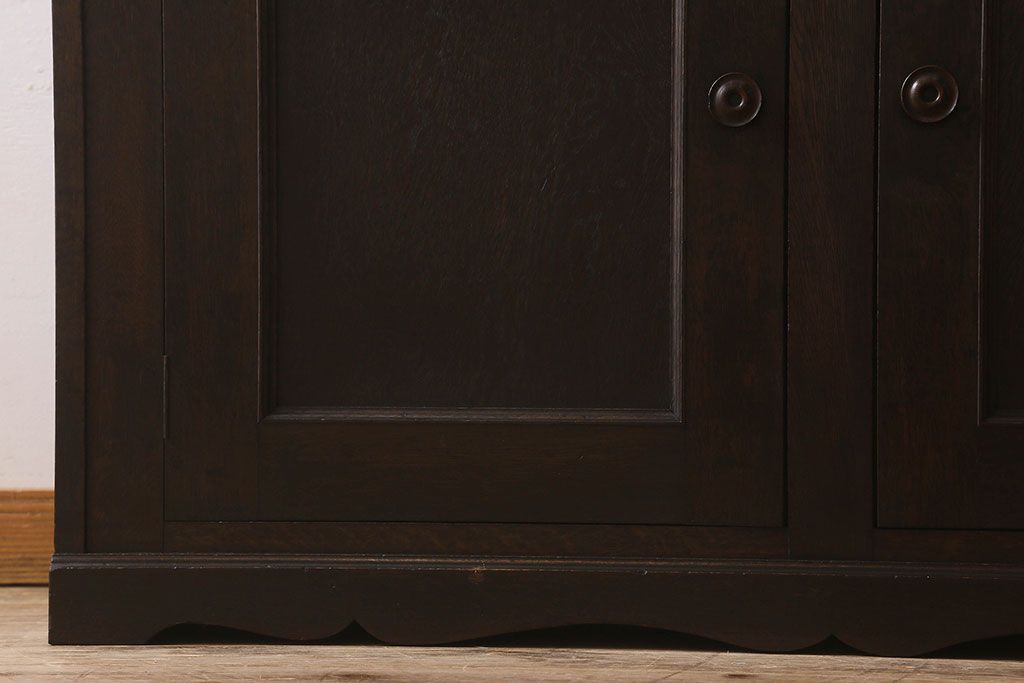 ビンテージ　神戸家具　ナラ材の気品あふれるカップボード(食器棚・収納棚)