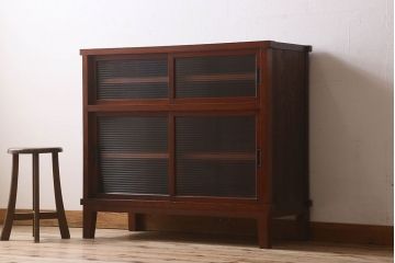 アンティーク家具　大正〜昭和期　ヒノキ材　モールガラス入り　脚付きの食器棚(キャビネット・本箱・ブックケース)