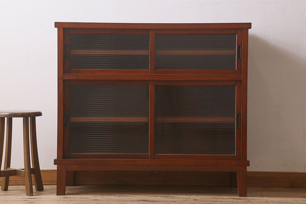 アンティーク家具　大正〜昭和期　ヒノキ材　モールガラス入り　脚付きの食器棚(キャビネット・本箱・ブックケース)