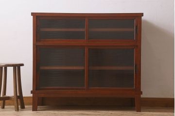 アンティーク家具　大正〜昭和期　ヒノキ材　モールガラス入り　脚付きの食器棚(キャビネット・本箱・ブックケース)