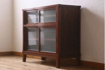 アンティーク家具　大正〜昭和期　ヒノキ材　モールガラス入り　脚付きの食器棚(キャビネット・本箱・ブックケース)