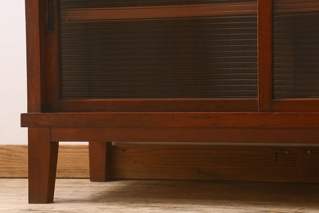 アンティーク家具　大正〜昭和期　ヒノキ材　モールガラス入り　脚付きの食器棚(キャビネット・本箱・ブックケース)