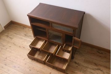 レトロ家具　欅材　モールガラス使用のレトロな食器棚(キャビネット・本箱・ブックケース)