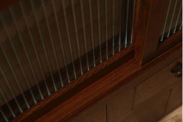 レトロ家具　欅材　モールガラス使用のレトロな食器棚(キャビネット・本箱・ブックケース)