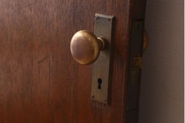 ダイヤガラス使用　レトロな雰囲気が魅力的なドア(扉)