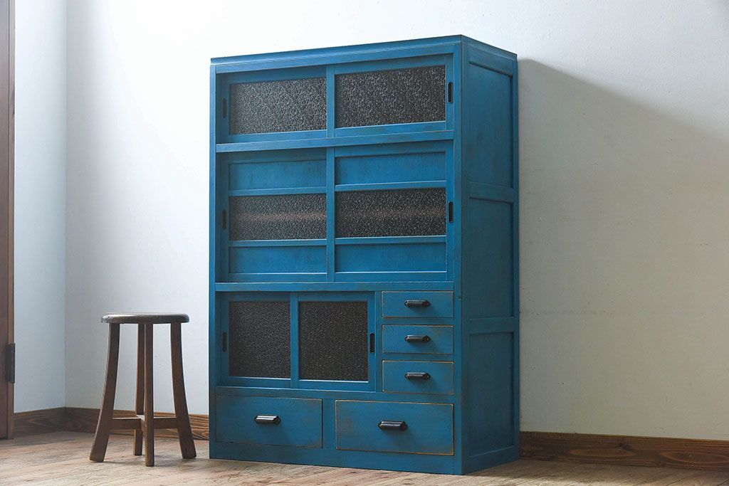 アンティーク家具　ダイヤガラス入り　マリンブルーが印象的な戸棚(キャビネット、食器棚)