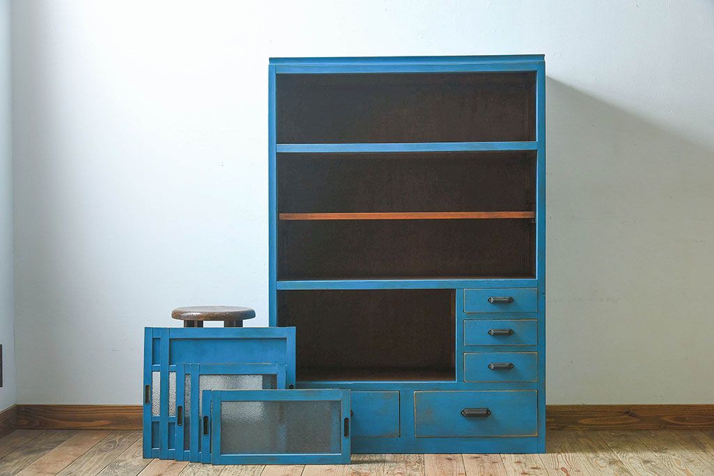 アンティーク家具　ダイヤガラス入り　マリンブルーが印象的な戸棚(キャビネット、食器棚)