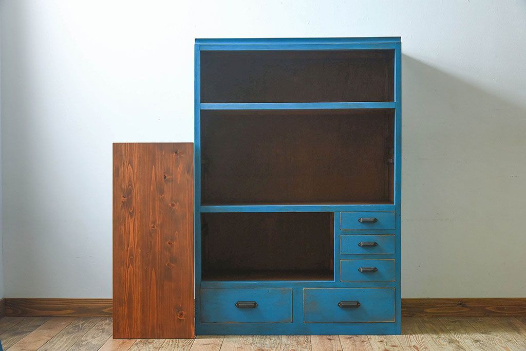 アンティーク家具　ダイヤガラス入り　マリンブルーが印象的な戸棚(キャビネット、食器棚)