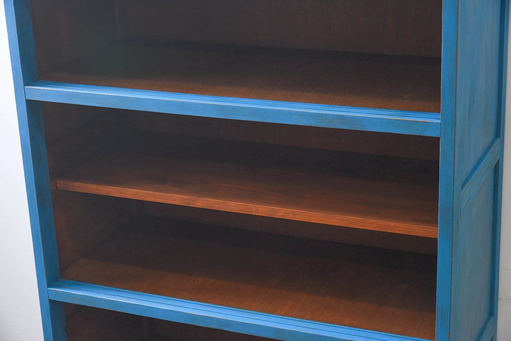 アンティーク家具　ダイヤガラス入り　マリンブルーが印象的な戸棚(キャビネット、食器棚)