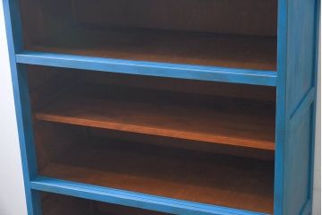 アンティーク家具　ダイヤガラス入り　マリンブルーが印象的な戸棚(キャビネット、食器棚)