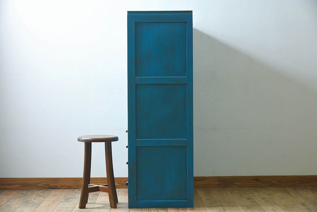 アンティーク家具　ダイヤガラス入り　マリンブルーが印象的な戸棚(キャビネット、食器棚)