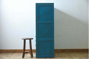 アンティーク家具　ダイヤガラス入り　マリンブルーが印象的な戸棚(キャビネット、食器棚)
