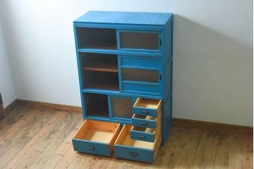 アンティーク家具　ダイヤガラス入り　マリンブルーが印象的な戸棚(キャビネット、食器棚)
