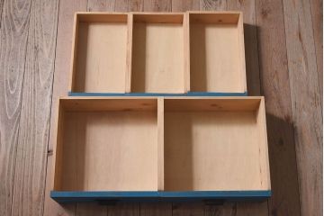 アンティーク家具　ダイヤガラス入り　マリンブルーが印象的な戸棚(キャビネット、食器棚)