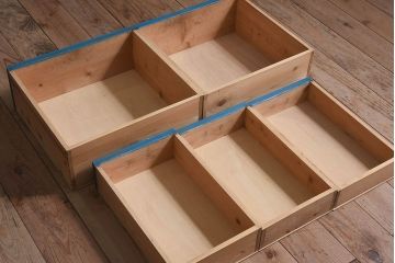 アンティーク家具　ダイヤガラス入り　マリンブルーが印象的な戸棚(キャビネット、食器棚)