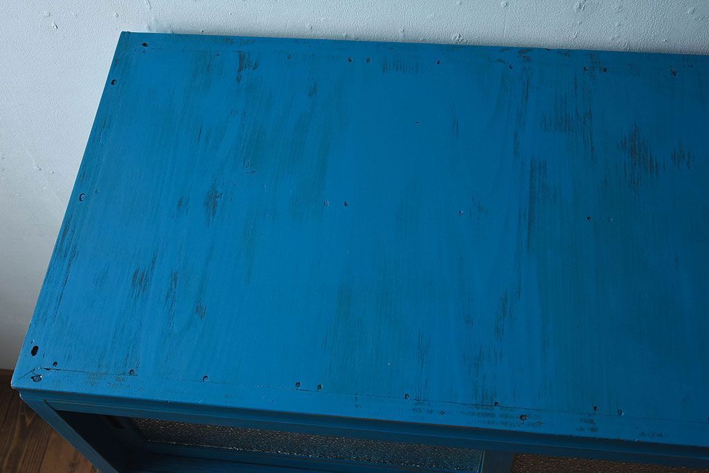 アンティーク家具　ダイヤガラス入り　マリンブルーが印象的な戸棚(キャビネット、食器棚)